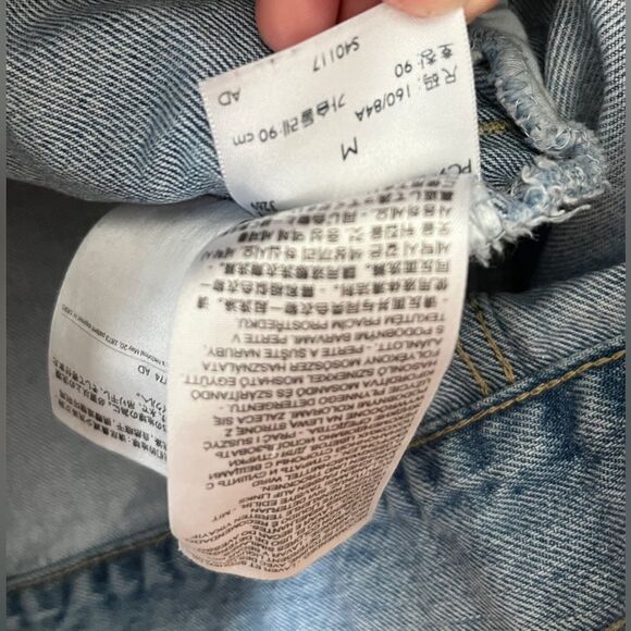 levis ex boyfriend trucker jean jacket Zippers on sleeves, distressed, size M - Picture 5 of 8